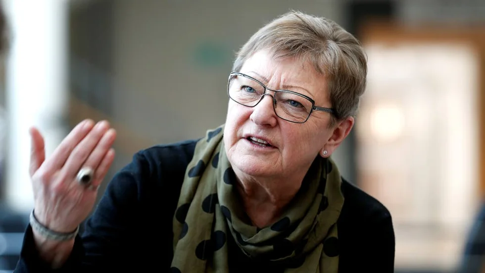 TVEKSAM. Britt Westerlund, ordförande i Luleå arbetare­kommun, är inte så imponerad av att ledamoten Gustav Uusihannu går ut och agerar i skolfrågan.