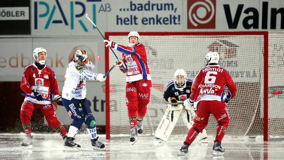 Svårspelat. Först: Ösregn. Sen: En tung, tung start. Då blev det också förlust för Kalix Bandy mot Bollnäs.