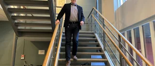 Han lämnar topprollen i kommunen med kort varsel