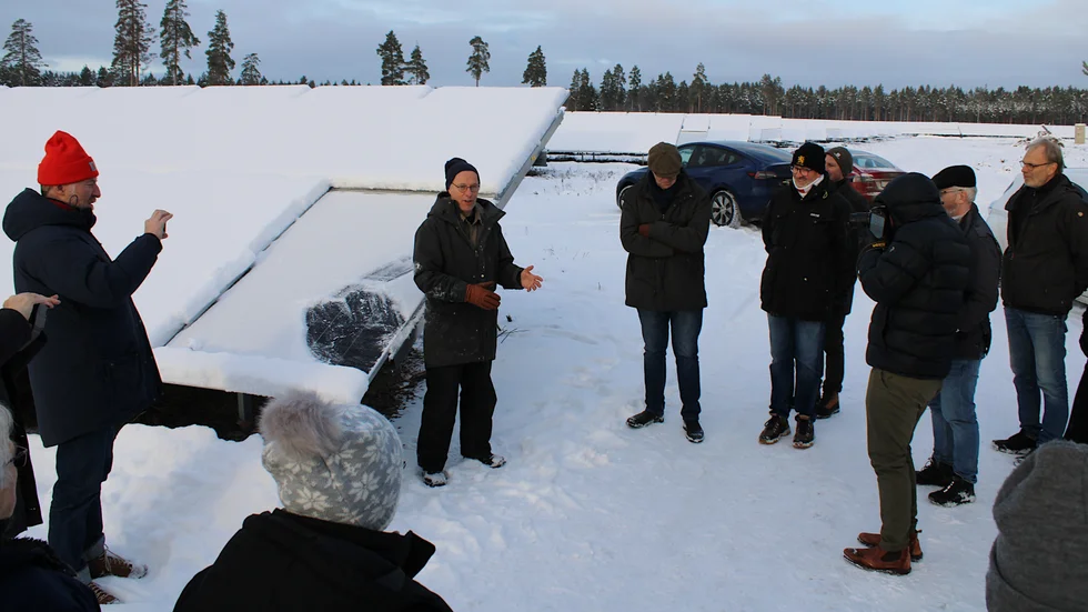 "Vi vill gärna att man ska kunna ladda sin elbil här", sa Johan Ehrenberg som konstaterade att det i så fall krävs fler p-platser utanför solcellsparken.