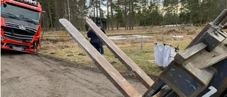 Man i hjullastare rammade polisbil och bärgare under utmätning • Polis drog vapen