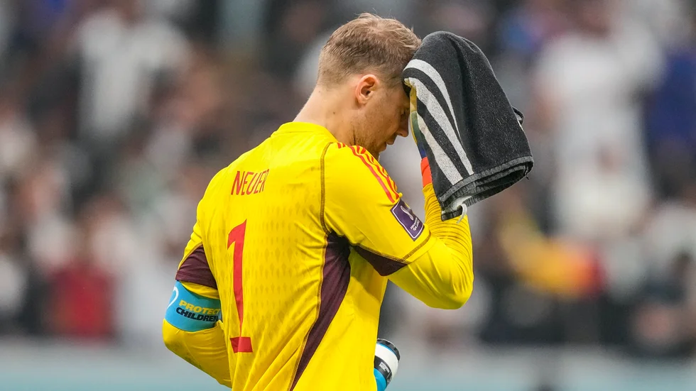 Manuel Neuer bröt benet på semestern.