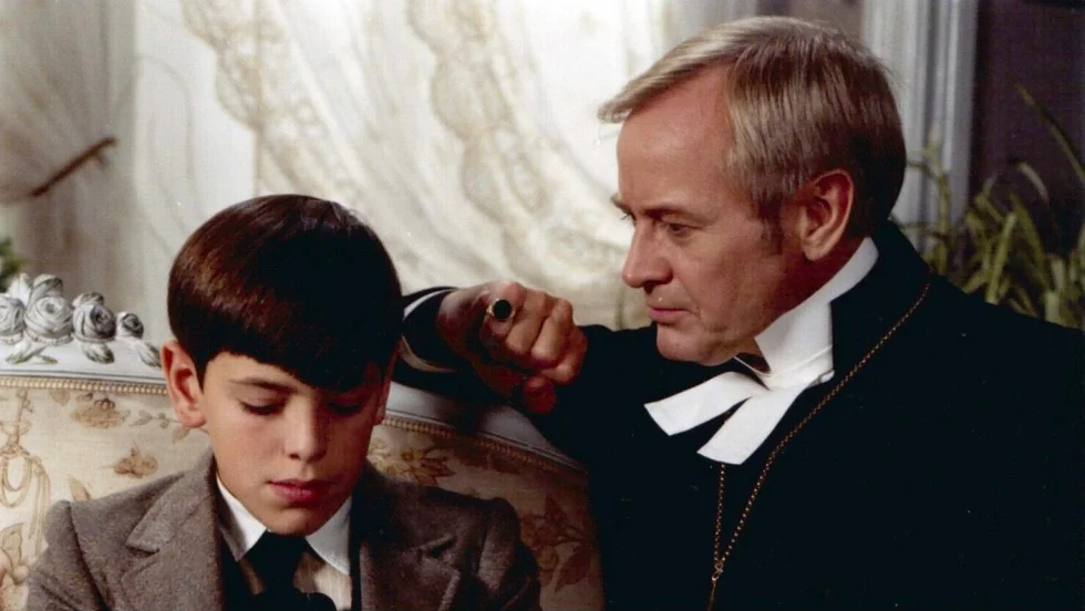 Alexander (Bertil Guve) kämpar för sin överlevnad mot sin tyranniske styvfar Edvard Vergéus (Jan Malmsjö) i Ingmar Bergmans ”Fanny och Alexander” (1982). 