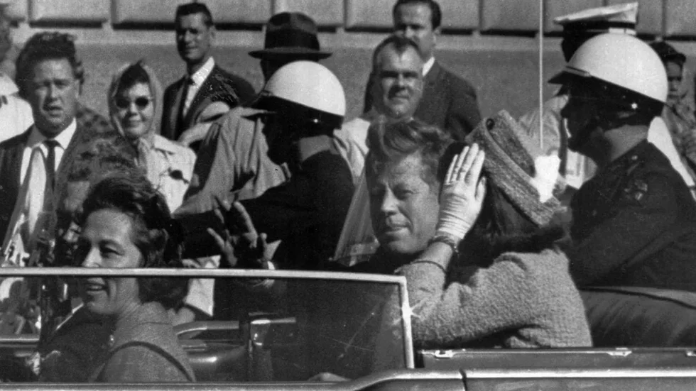 President John F Kennedy bredvid sin fru Jacqueline bara minuter innan han sköts till döds i Dallas 1963. Arkivbild.