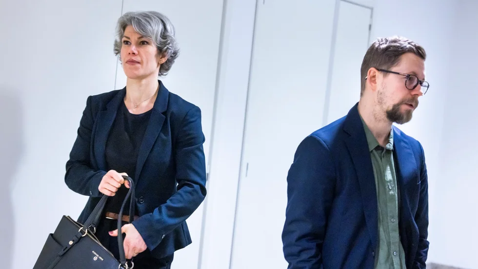 Kammaråklagare Anna Väppling och Martin Wulcan, advokat som försvarare den misstänkte 32-åringen under den första häktningsförhandlingen i mordmålet.