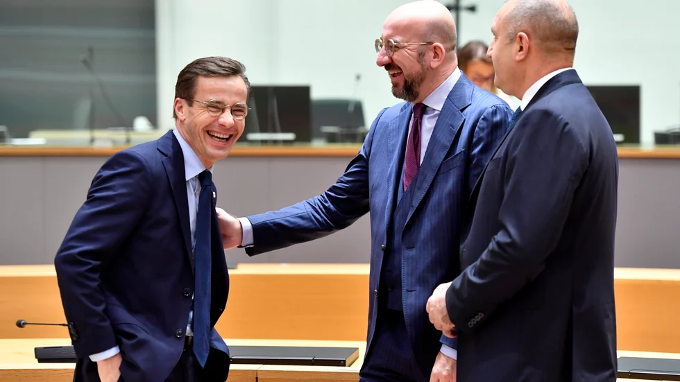 Statsminister Ulf Kristersson (M) får inte hålla i ordförandeklubban på EU-ledarnas toppmöten. Det gör Europeiska rådets permanente ordförande Charles Michel (i mitten). Arkivbild.