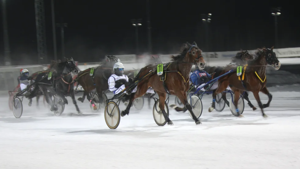 Grapelli (Jorma Särkiniva) fångar in First Avenue Vice strax före mål.