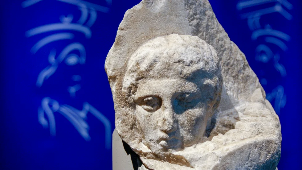 En ung pojkes huvud, ett av Vatikanens marmorfragment som ska återbördas till Grekland och templet Parthenon på Akropolis i Aten. Arkivbild.