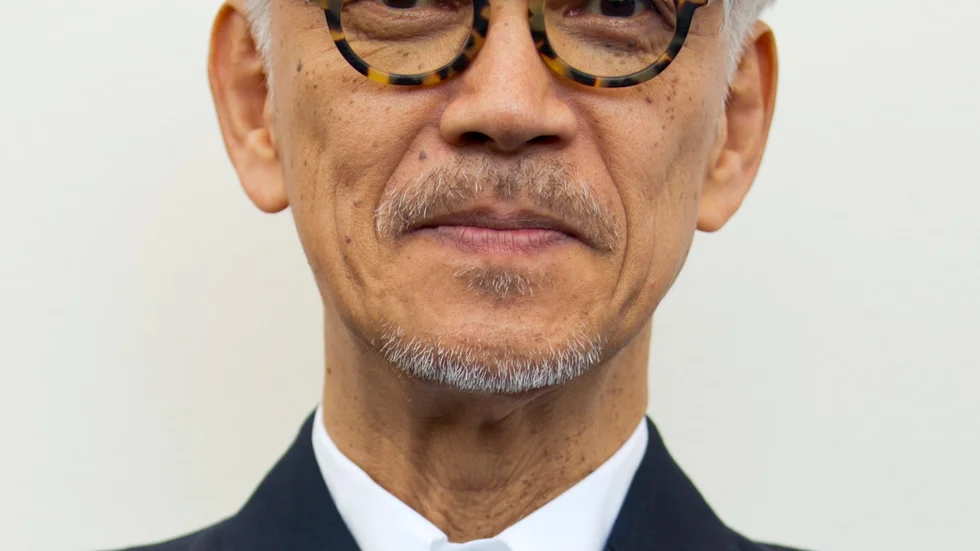 Ryuichi Sakamoto tillfrisknade från strupcancer vilket skildrades i filmen "Coda" från 2017.