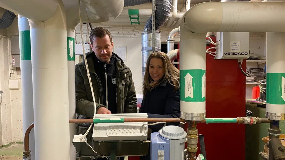 I undercentralen på Rombergaskolan växlas värmen över till fastigheten. Joakim Sjödal, energisamordnare, och Anna Lindin t.f fastighetschef, tar en titt på tekniken. 