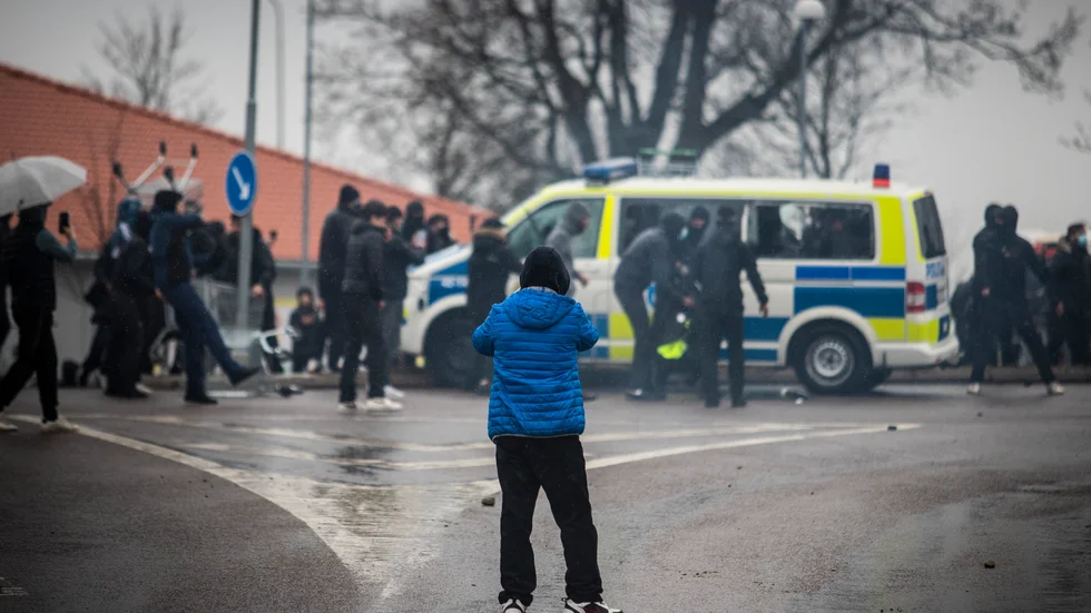 Hovrätten skräper straffet för en av de män som deltog i upploppet i Skäggetorp den 14 april förra året. 