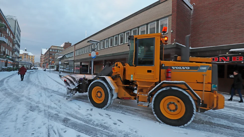 Att pricka rätt tid för att kalla ut snöröjning så att det stämmer för alla kommunens invånare och deras behov är omöjligt, skriver Mikael Arvidsson, enhetschef för Gatuunderhåll, Stadsbyggnadsförvaltningen.
