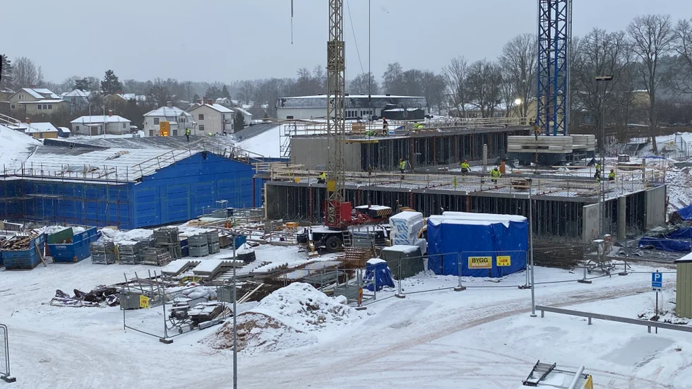 Den blå byggnaden till vänster är den nya hälsocentralen. Till höger syns särskilda boendet.