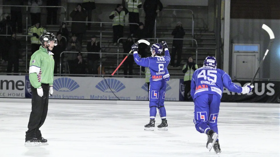 IFK Motalas Albin Bjerkegren och Jonas Enander jublar över ett mål på hemmaplan förra elitseriesäsongen. Nu är det klart att IFK får elitlicens av förbundet även för säsongen 24/25.