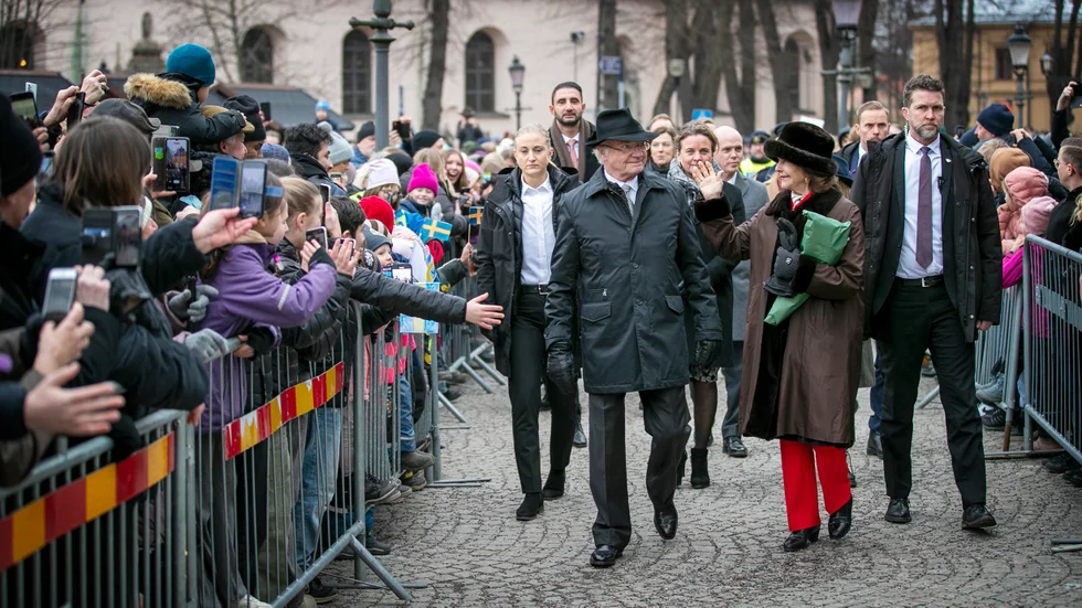 Kungen och drottningen gick över Stadsbron till Stora torget.