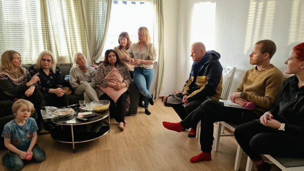 Dagen innan Tahira och Duaa Masood ska utvisas till Pakistan samlades vänner hemma hos familjen. Från vänster Rasmus Wanhainen, Maria Sätterqvist, Monika Nilsson, Maxida Märak, Tahira Masood, Sofia Isaksson och Elisabeth Landby. Till höger sitter personal från Duaas skola: Mats Rantapää, mentor, Mikael Sundberg, lärare och Tove Grönberg, lärare.