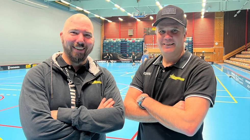 Joel Callhammar och Kari Koskinen fortsätter som tränare för KIB:s herrlag även nästa säsong.
