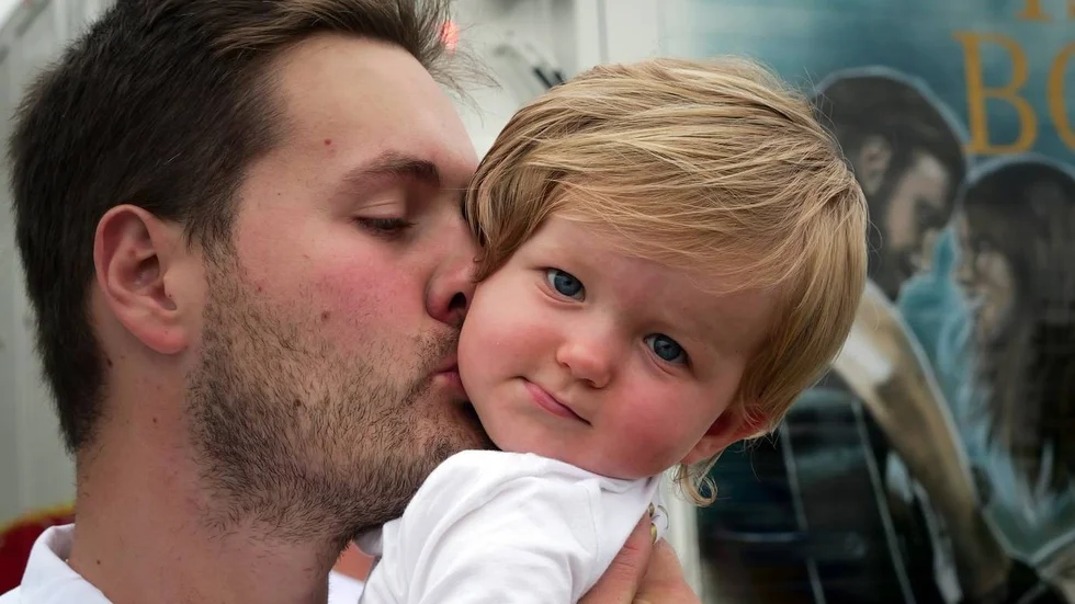 Simon Lundman, 28 år, åkeriägare Lundmans djurtransporter, har ett barn som är 1,5 år: "Jag har aldrig varit varken pappaledig eller vabbat, sambon har vabbat några dagar. Nog har jag varit hemma nån dag men jobbat på kvällen då istället för pengarna måste in. När man är egen är det svårt att vabba."