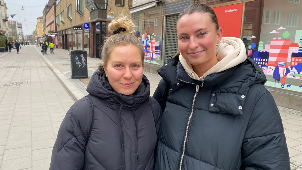 Erica Åberg (t.v) och Wilma Lundquist uppger båda att de och deras vänner lägger om taktiken för sina frisörbesök för att spara pengar under inflationen.