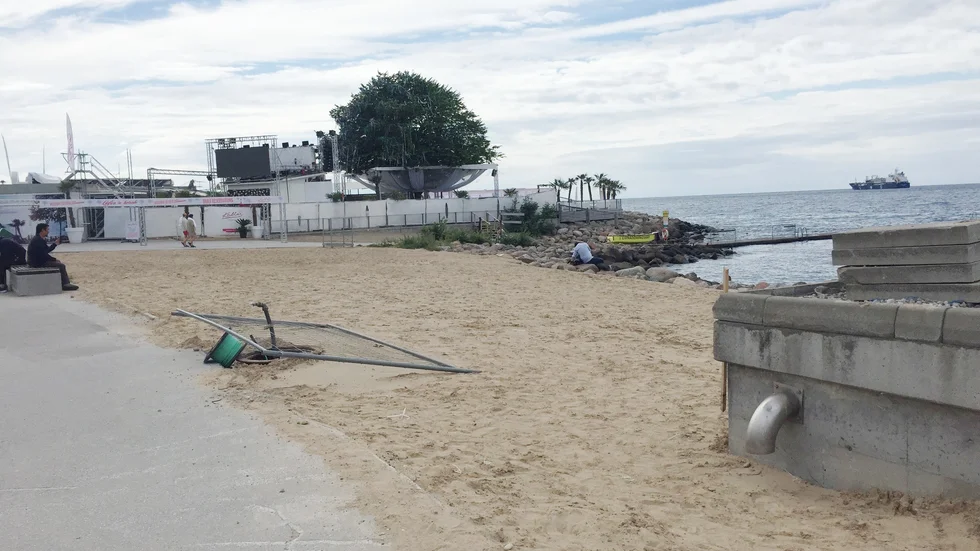 Sommaren 2022 hägnades hela sandstranden in och ett bygge påbörjades norr om Kallis. Projektet avbröts senare och nu söker NT Management nytt säsongslov för en krog där.