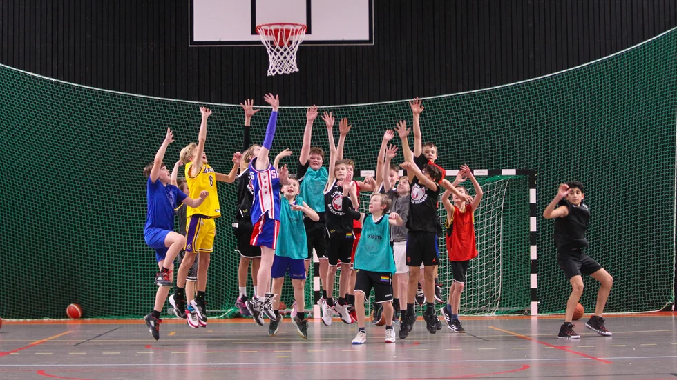 Linköpings basketklubbs P10-lag når högre och högre. "Det är lite konstigt. Det finns basketkorgar överallt, men det är en väldigt liten sport i Sverige", säger Gustav Kristiansson.