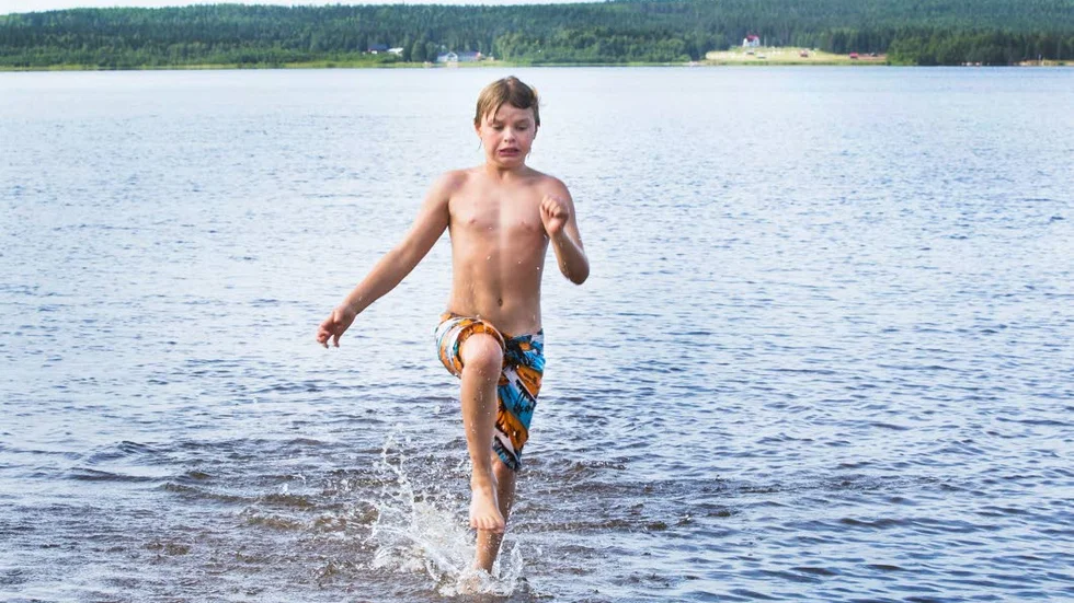 Storsand. "Handduk, handuk", ropar Linus Wiklander efter ett dopp i det blå.
