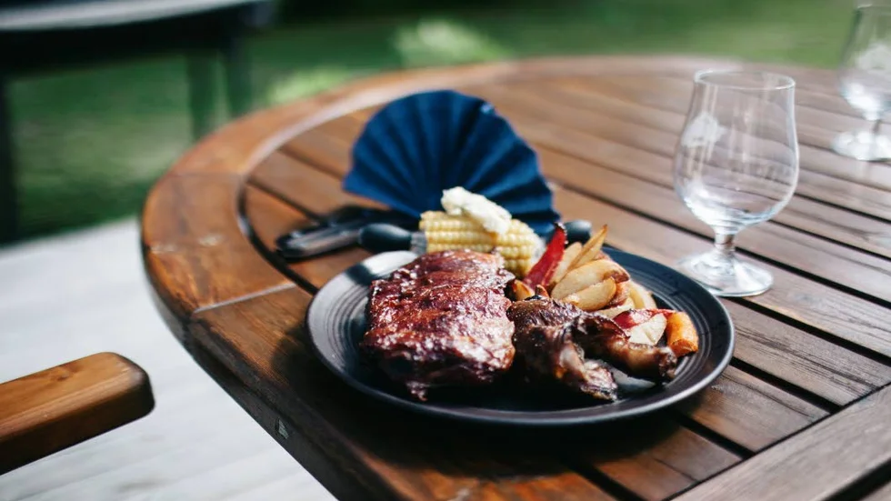 Efter många timmar är det barbequegrillade köttet mört, smakrikt och saftigt. Rikard Stenberg bjuder gärna många till bords när han sätter igång sin smoker.