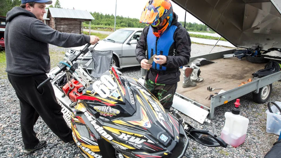 Mekanikern Christoffer Bergman (till vänster) hjälper Jonny Johansson och han har en viktig roll i teamet.
