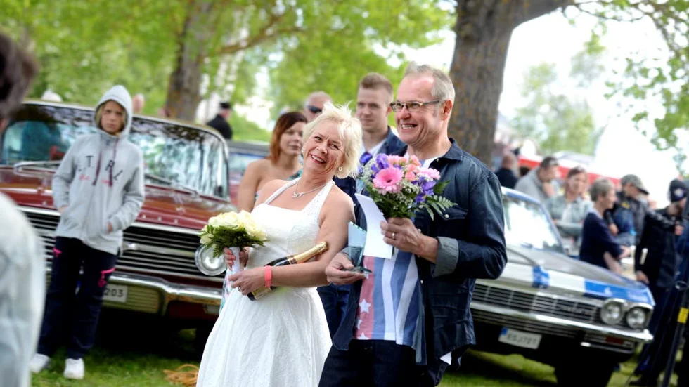 MIDSOMMARBRÖLLOP  i sann cruisinganda blev det när Ann-Christin Sköld och Bosse Hagström från Överkalix överraskande utställningsbesökarna med att säga ja till varandra.