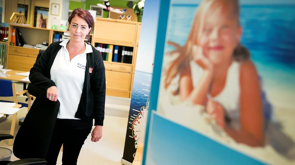 SOLTÖRST. Resesäljaren Malin Gabrielsson på R-Line i Luleå rekommenderar soltörstande resenärer att vara ute i god tid. Nu är platserna få på planen från 
direktchartern från Luleå.