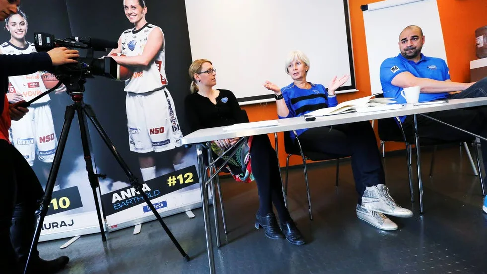 Northland Baskets ordförande Britta Stoltz-Lundström (mitten).