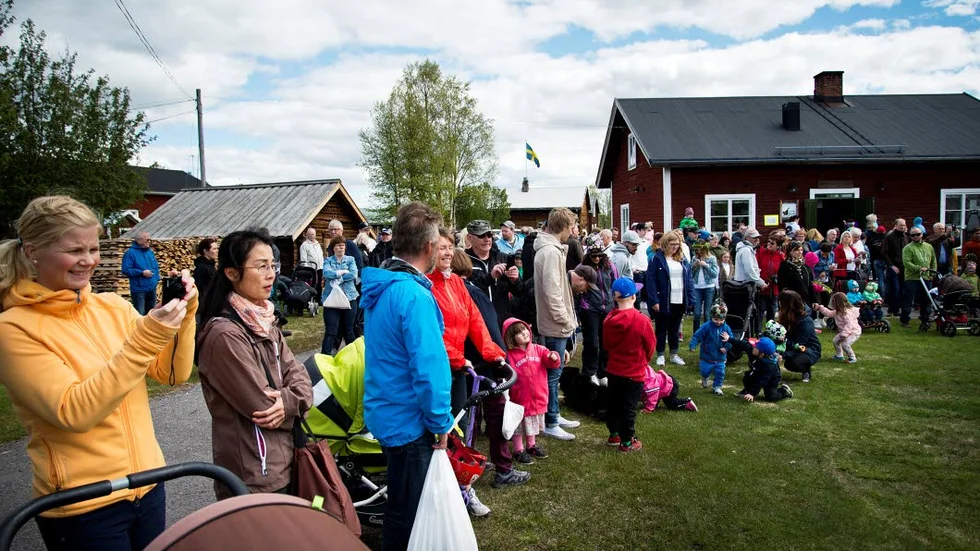 Midsommar. Många var det som hade kommit till Jukkasjärvi för att fira midsommar.