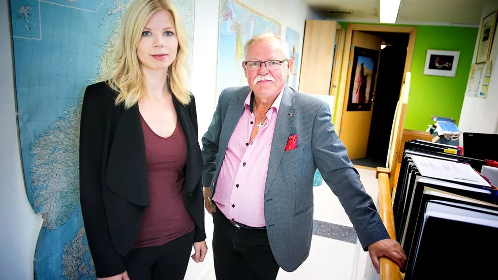 TAR ÖVER. Kjell Eriksson lämnar över sina livsverk Lulebuss/R-line och Pajala Resebyrå till Sandra Wälimaa. Kjell Eriksson har 45 års erfarenhet av reseturistbranschen.