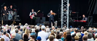 Recension: Vi reser en midsommarstång för Kalle Moraeus