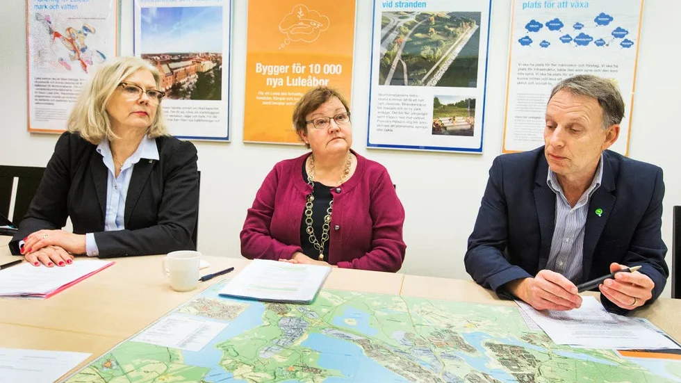 Kravet. Anne Karlenius och Yvonne Stålnacke har fått ta emot skrivelsen där Lulebos personal kräver att ledningen ska avgå.