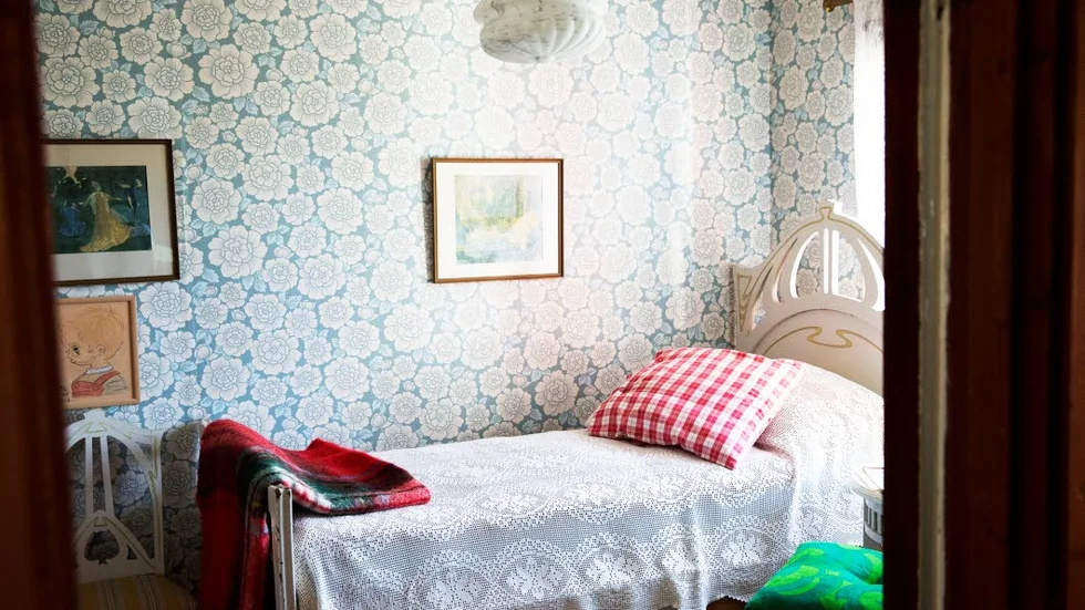 Rummet med blå tapeter på nedervåningen var ursprungligen en ingång till huset.