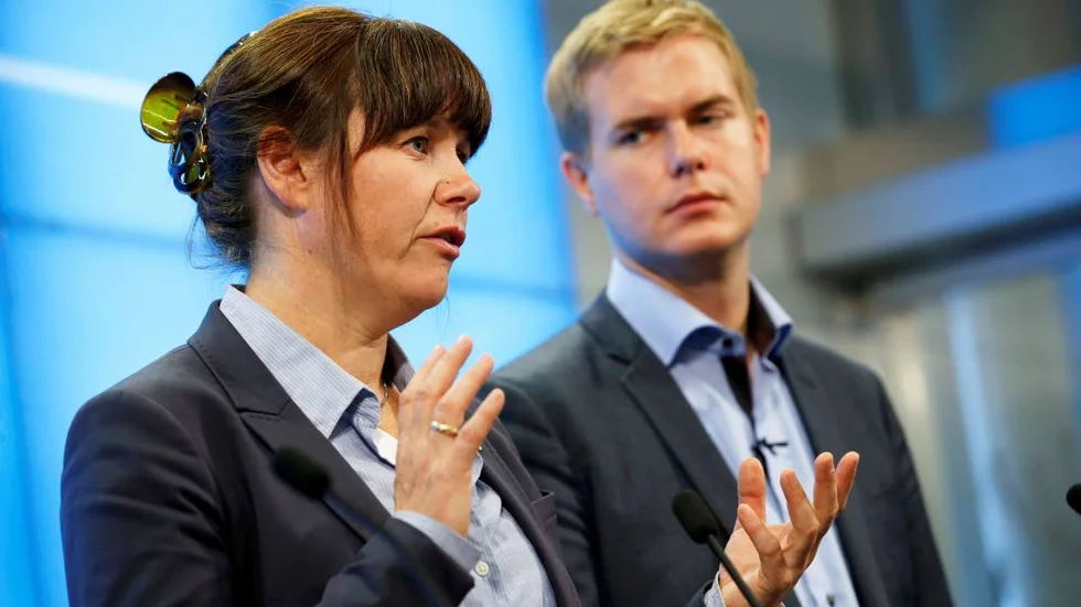 Åsa Romson föredrar ärendet om Gäddviks vattentäkt för regeringen.