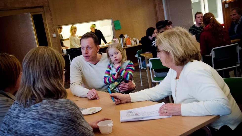 Behöver skolan. De tre förslagen på den förrändrade skolstrukturen i Gällivare kommun diskuterades i Hakkas. Erik Karlsson med dottern Linnéa i famnen menar att en nedläggning av ortens högstadium skulle bidra till urholkning av landsbygden.