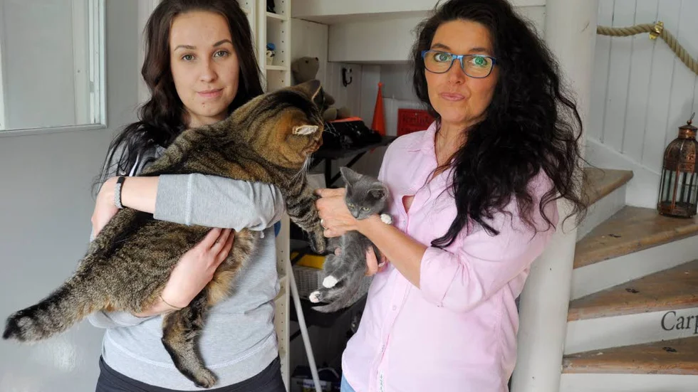 STOR OCH LITEN. Karolin Svedlund (till vänster) håller 
i ­Knappen, Ros-Mari Barmosse i Ronja.