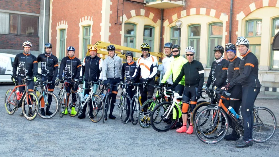 CYKLAR FÖR LIVET. 14 personer startade i Haparanda och när de går i mål i Stockholm beräknas drygt 30 personer cykla med.