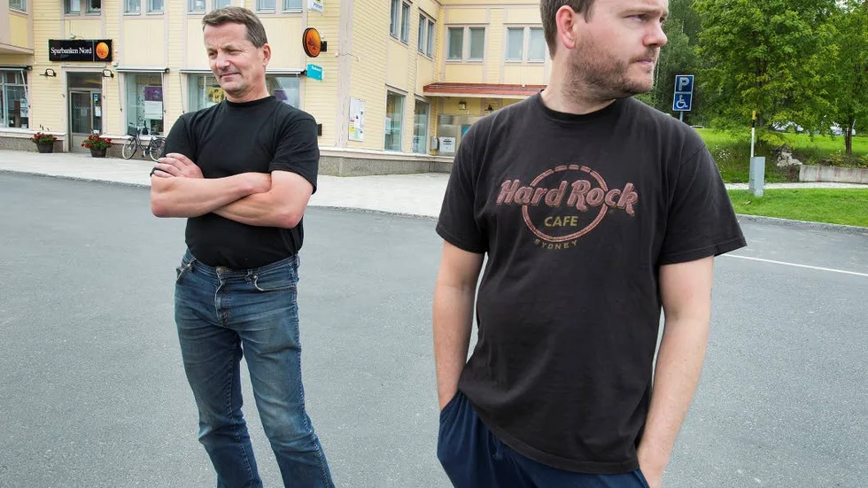 OBEHAG. Juha Ylipuranen (till vänster) och Patrik Ylipuranen Nisser tycker inte att det känns bra att Hagamannen kan vara på väg till Övertorneå. De förstår samtidigt att han måste flytta någonstans. ”Det är ingen lätt fråga”, säger Juha Ylipuranen.