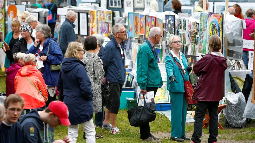 Folkfest. Det var många som närvarade på konstutställningen "Konst i det gröna" i helgen.