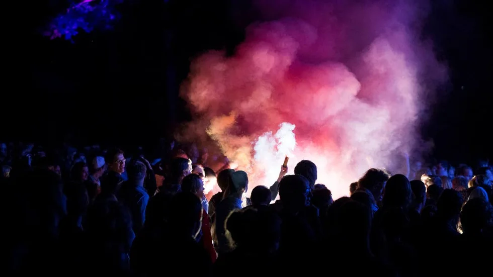 Publiken gav allt, till och med pyroteknik.
