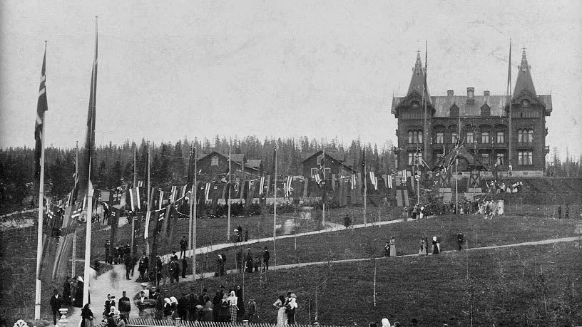 FESTSKRUD. Bilden är tagen är 1894, strax innan Oscar II ­anländer till Fjällnäs slott. Kungen välkomnas med flaggor och vimplar.