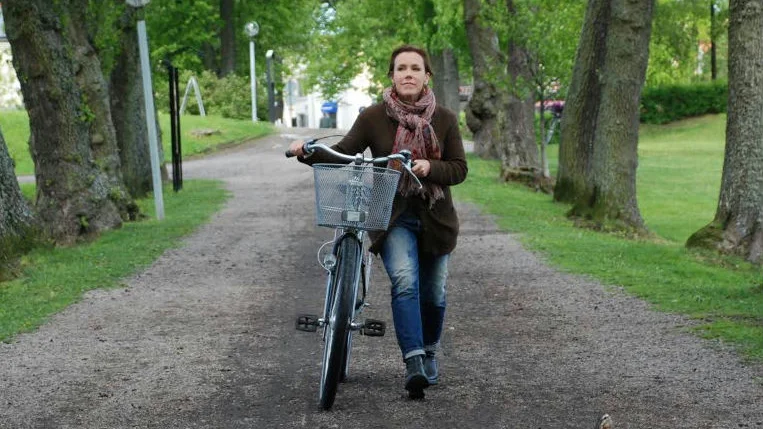 Hemma.  Åsa Larssons senaste, Pax-serien, utspelar sig i Mariefred och    hon skriver tillsammans med barnboksförfattaren och forskaren Ingela Korsell.