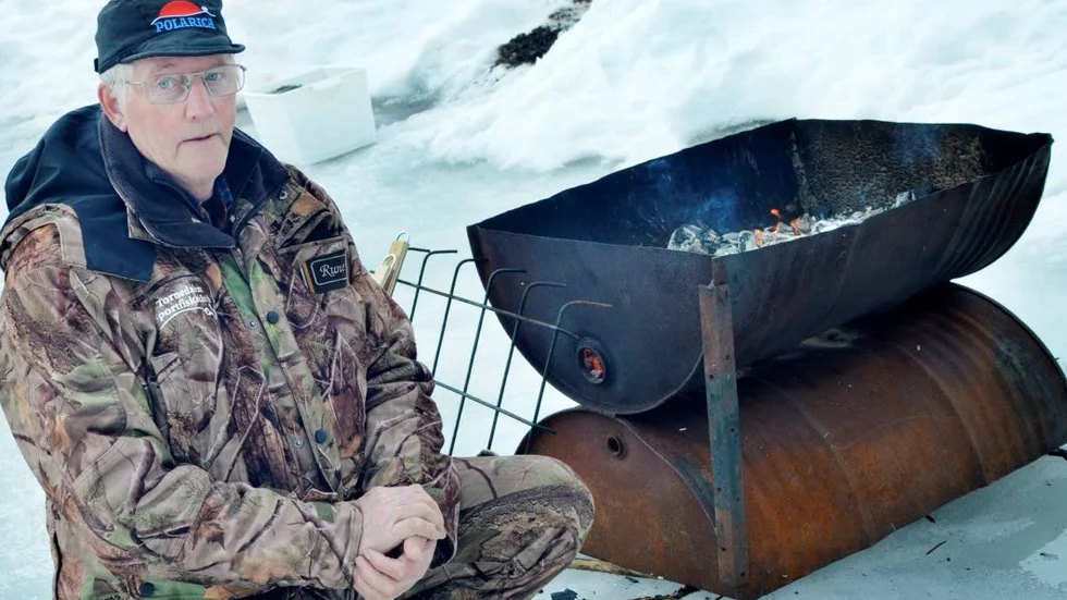 GRILLAR. Rune Anttila är van sportfiskare och guidar barnen rätt i fiskedjungeln.