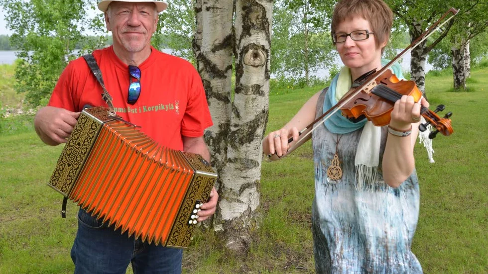 ENTUSIASM. Föreningsmedlemmarna Sven Keskitalo och Virve Sallisami ser fram emot årets festiligheter i Korpikylä.