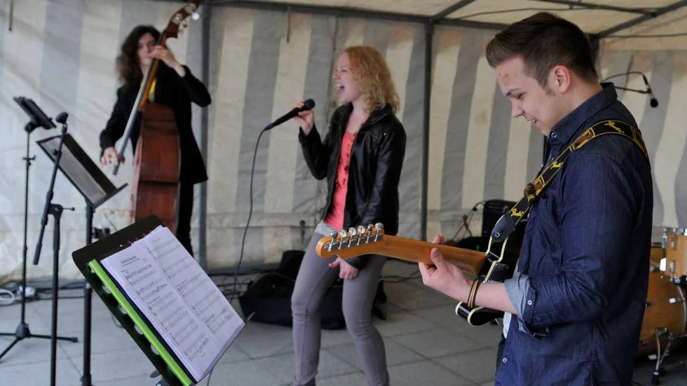 FULLT ÖS. Janne Raatikainen (gitarr), Aino Mero (sång) och Roni Helminen (kontrabas) ger gärnet inför publiken på Viktoriatorget.