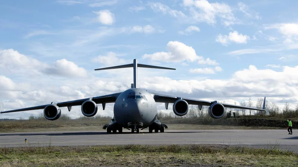 77500 KILO. Detta stora flygplan kan lasta 77500 kilo eller 154 soldater eller 36 liggande och 54 sittande patienter. På lördagskvällen var planet lastat med fem fordon och tre släp.