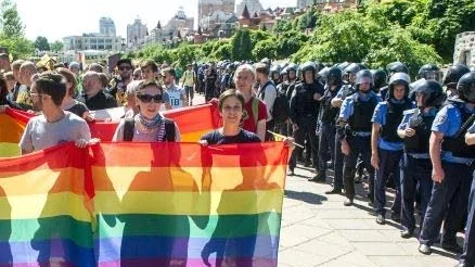 FARLIGT. Pridetåg i Ukraina: Minst en kravallpolis per person i tåget.